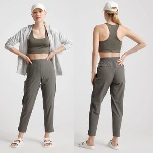 Quince Performance Tech Ankle Pants size medium in olive green travel athletic